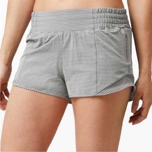 NWT Lululemon Hotty Hot HR 2.5” Shorts - size 4